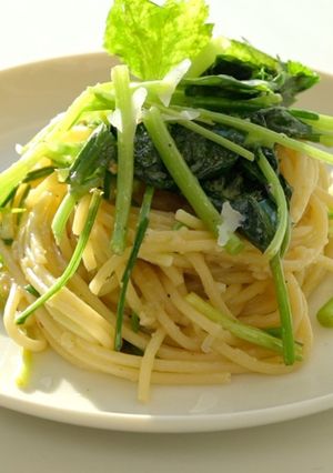 A picture of Fragrant Spring Greens Oil Pasta | Chamnamul & Dalrae Olive Oil Pasta 🌼🫒🍃.