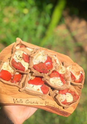 Una foto de 🥟🏵Canastitas veganas caprese 🏵🥟