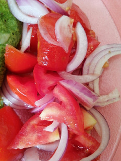 Una foto de Tomate y Cebolla