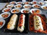 Arrollados de papas rellenos de jamón lechuga tomate con ensalada