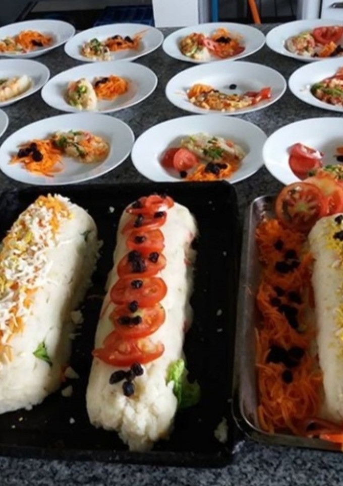 Una foto de Arrollados de papas rellenos de jamón lechuga tomate con ensalada
