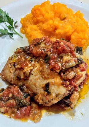 Una foto de Pollo con salsa de tomate y cebollas