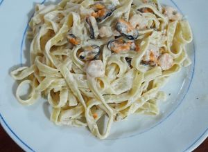 Foto de Macarrão ao molho branco de queijo com camarão e mexilhão