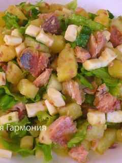 Фото Салат с рыбными консервами.