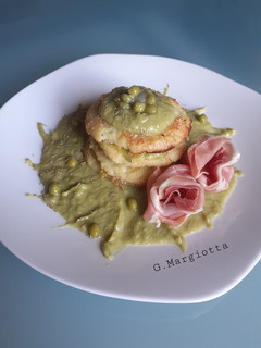 Foto di Torretta di gnocchi alla romana, con passato di piselli, rose di prosciutto crudo e timo