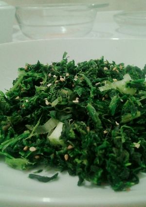 Una foto de Guarnición: Espinaca (Sigeumchi-namul) Cetogénica! (LCHF)