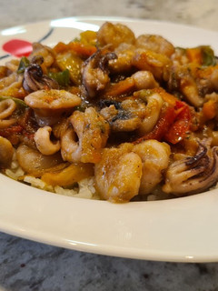 Una foto de Salteado de verduras, chipirones y gambas