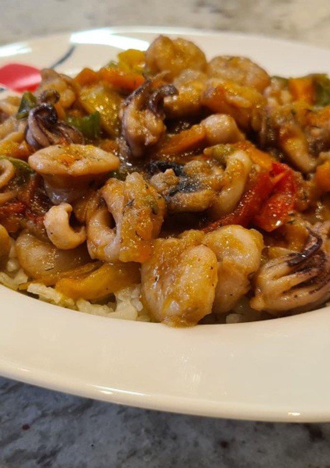 Una foto de Salteado de verduras, chipirones y gambas