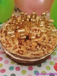 Una foto de Tarta de yema, nata y chocolate