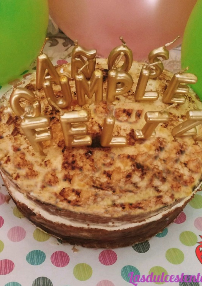 Una foto de Tarta de yema, nata y chocolate