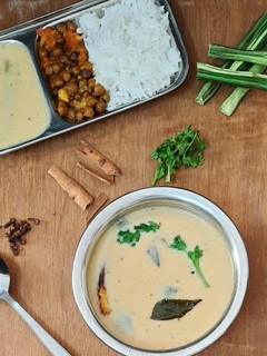 ગુજરાતી કઢી (Gujarati Kadhi Recipe In Gujarati) રેસીપી મુખ્ય ફોટો