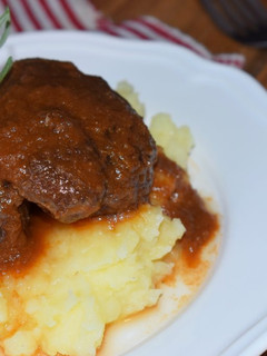 Una foto de Carrilleras de cerdo al vino tinto en olla lenta. Receta tradicional