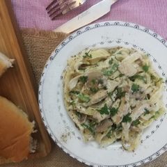 A picture of Chicken alfredo.