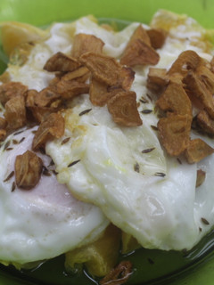 Una foto de Huevos fritos con naranjas