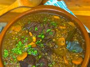 Una foto de ossobuco con lentejas