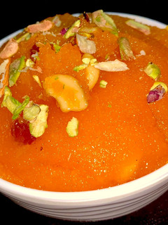 தேங்காய் ரவை கேசரி (Thenkaai ravai kesari recipe in tamil) செய்முறை முக்கிய புகைப்படம்