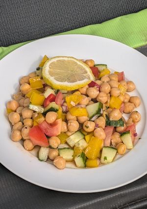 Nyári csicseriborsó saláta recept fotója