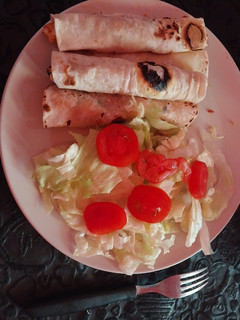 Una foto de Taquitos de huevo con espinaca y chorizo. ¡Fácil para un buen desayuno!🌮 😋