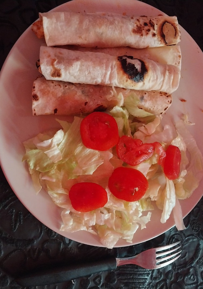 Una foto de Taquitos de huevo con espinaca y chorizo. ¡Fácil para un buen desayuno!🌮 😋