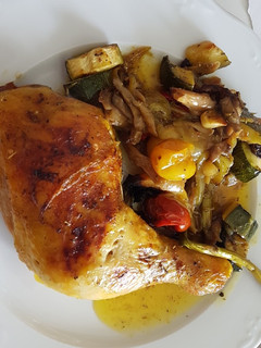 Una foto de Pollo asado con verduras
