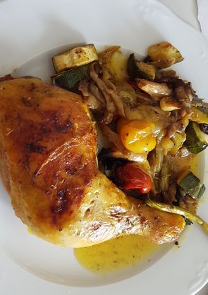Una foto de Pollo asado con verduras