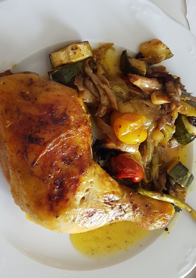 Una foto de Pollo asado con verduras