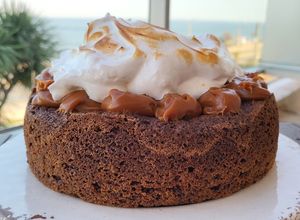 Una foto de Mini torta brownie sin gluten con merengue italiano(18 cm)