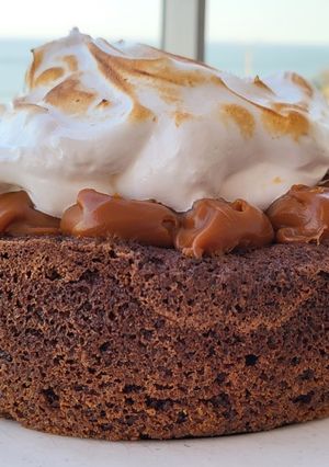 Una foto de Mini torta brownie sin gluten con merengue italiano(18 cm)