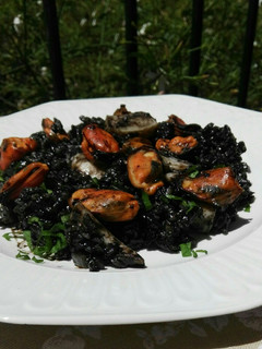 Una foto de Arroz negro con sepia y mejillones