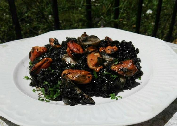 Arroz negro con sepia y mejillones