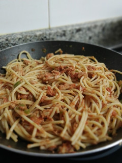 Una foto de 🍝 Spaghetti con salsa de atún y tomate