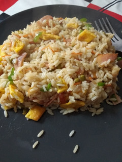 Una foto de 🍚 Arroz tres delicias con bacon