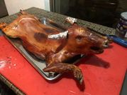 Una foto de lechon horno