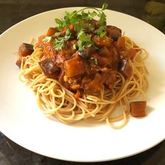 A picture of Easy spaghetti eggplant bolognese.