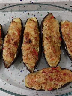 Una foto de Berenjenas rellenas de arroz con verduras