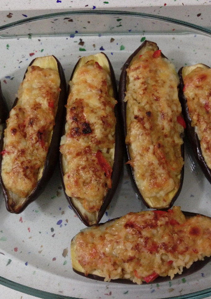 Una foto de Berenjenas rellenas de arroz con verduras
