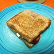 Sándwich de fresas, queso y miel