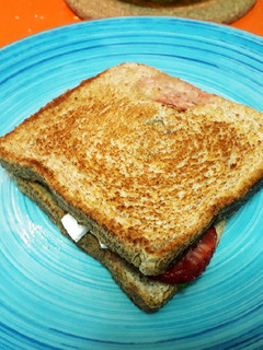 Una foto de Sándwich de fresas, queso y miel