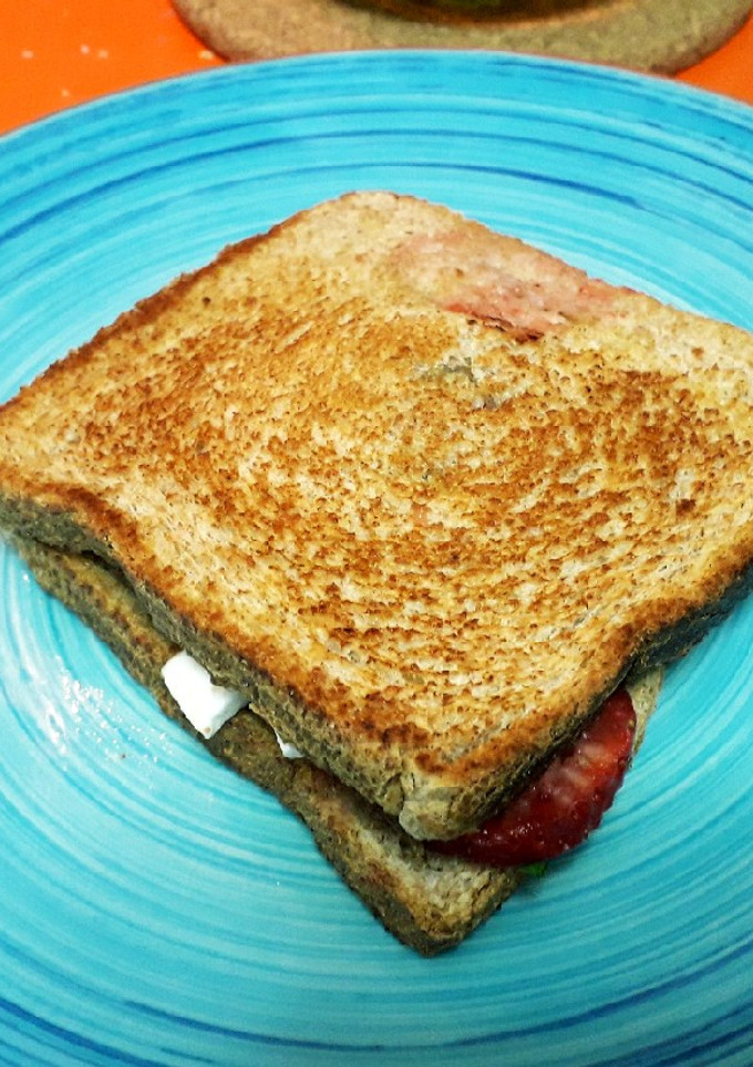 Una foto de Sándwich de fresas, queso y miel