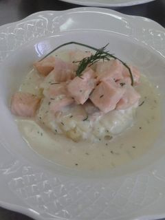 Una foto de Salmón al eneldo sobre puré de patatas