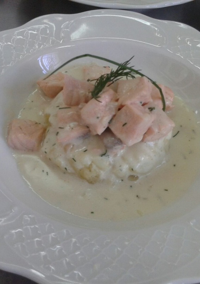 Una foto de Salmón al eneldo sobre puré de patatas