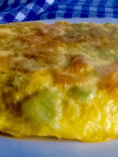 Una foto de Tortilla de salmón ahumado y aguacate