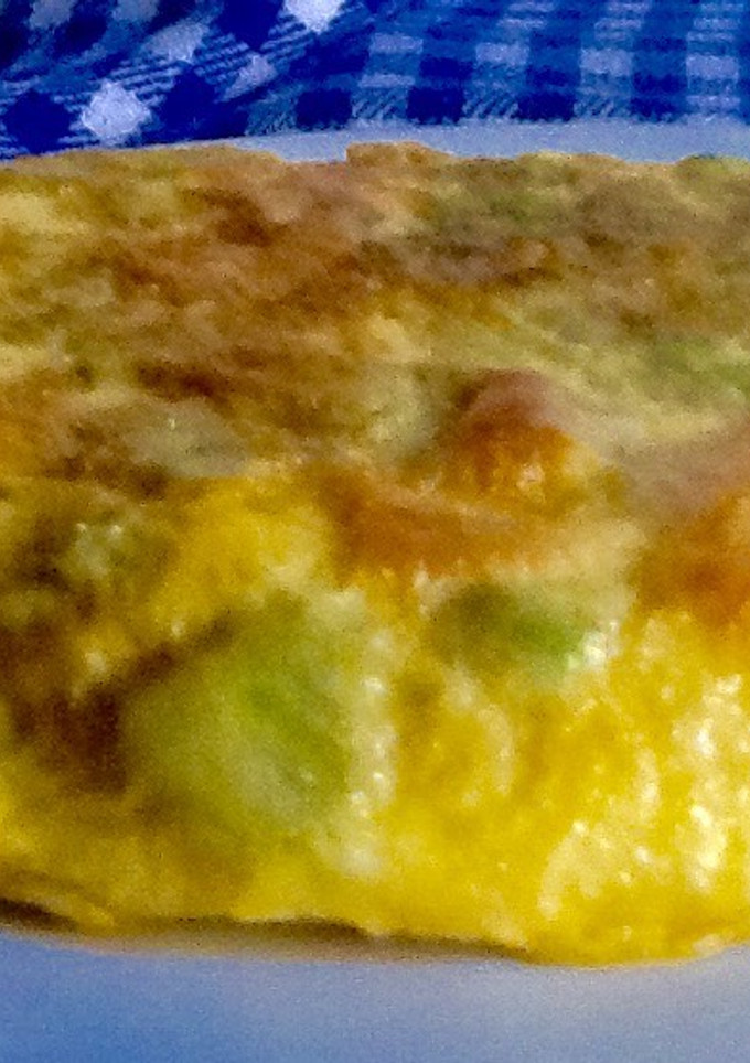 Una foto de Tortilla de salmón ahumado y aguacate