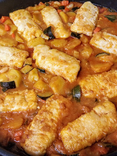 Una foto de Lomos de merluza en salsa con verduras y patatas