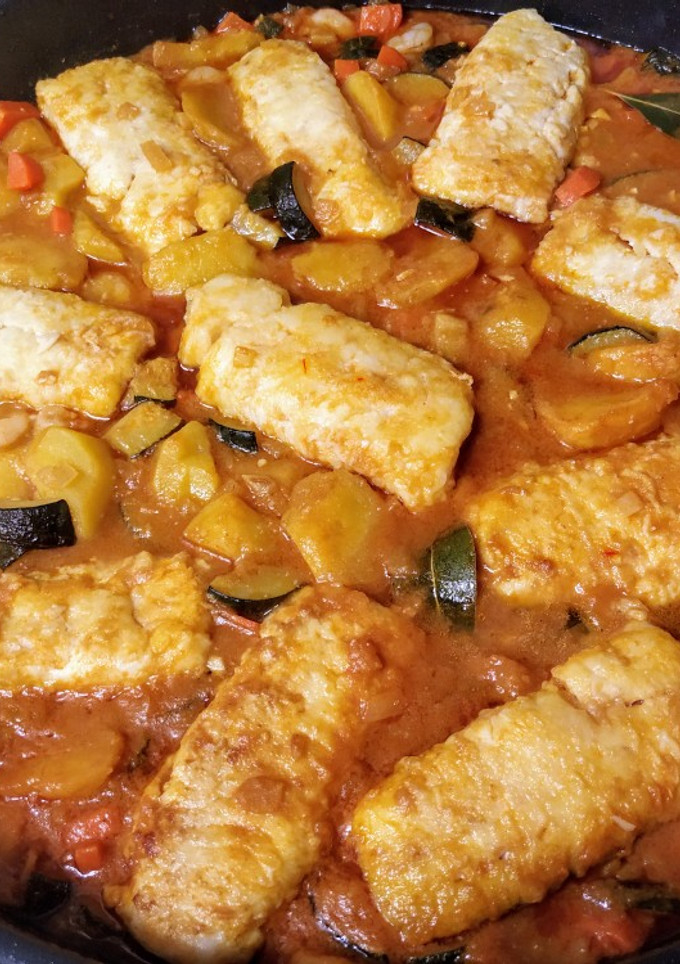 Una foto de Lomos de merluza en salsa con verduras y patatas