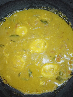 உடைத்து ஊற்றிய முட்டை குழம்பு(muttai kuzhambu recipe in tamil) செய்முறை முக்கிய புகைப்படம்