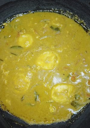 உடைத்து ஊற்றிய முட்டை குழம்பு(muttai kuzhambu recipe in tamil) செய்முறை முக்கிய புகைப்படம்