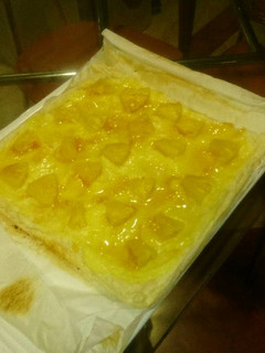 Una foto de Tarta de hojaldre con crema pastelera y piña🍍 (fácil)
