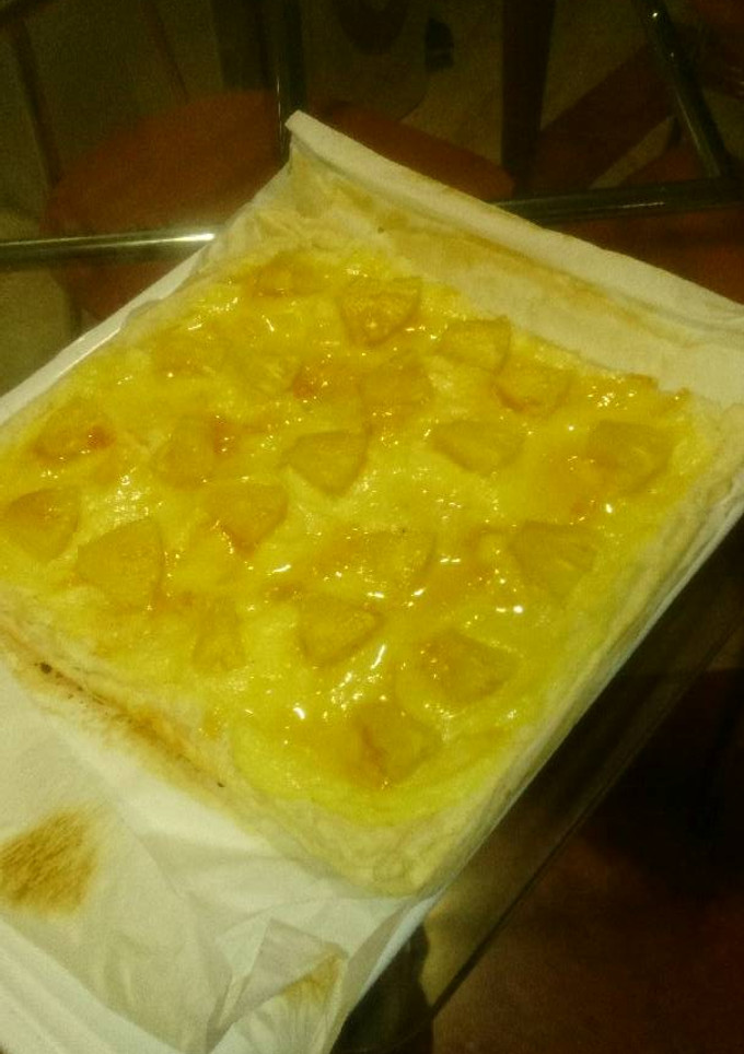 Una foto de Tarta de hojaldre con crema pastelera y piña🍍 (fácil)