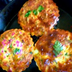 A picture of Green broccoli quiches🥦🌶🍗🥕.